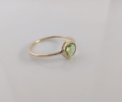 Ring 18kt peridot