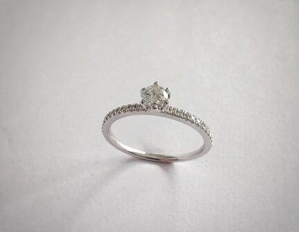 Ring 18kt met briljant