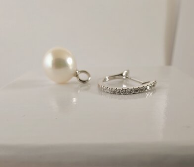 scharnier creool witgoud diamant en parel oorbedel