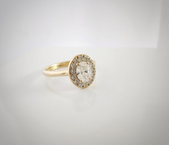 Oval cut diamondring 18kt