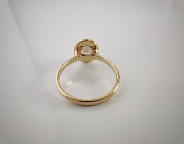 Gouden ring met ovaal geslepen diamant