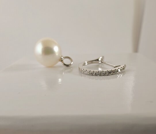 scharnier creool witgoud diamant en parel oorbedel