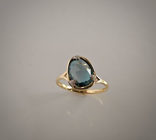 Ring 18 kt diamant en topaas